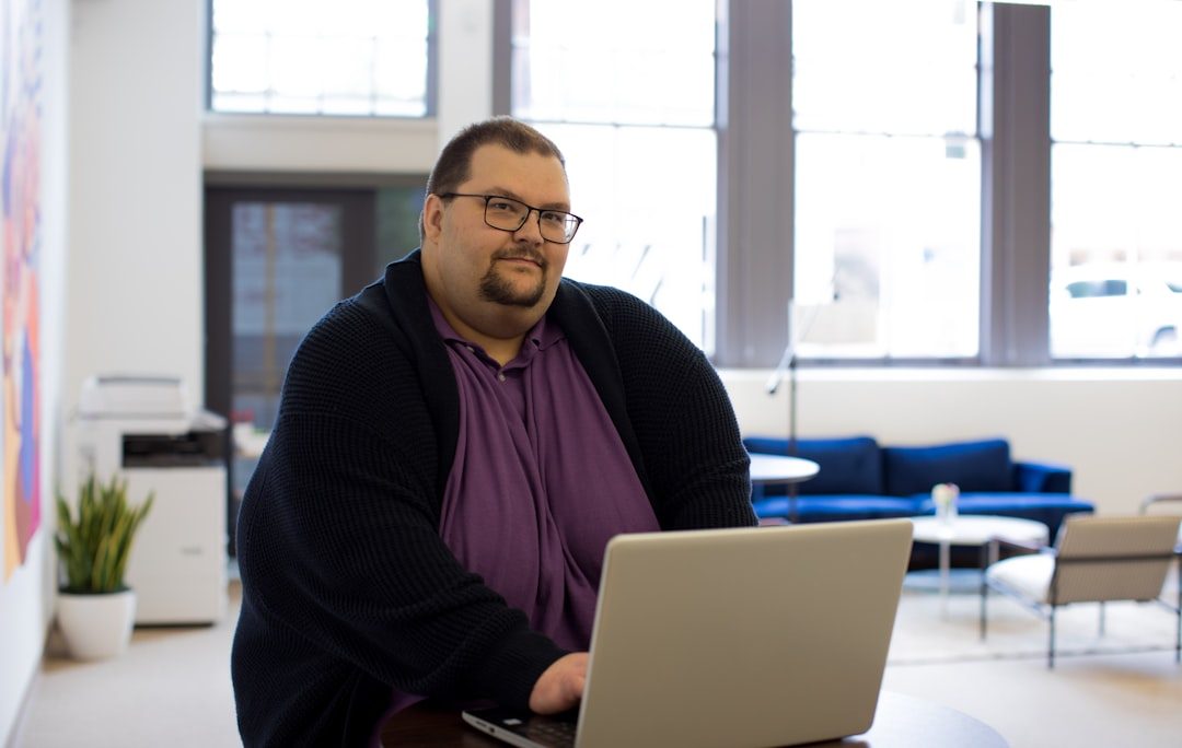 Porträt von Nadine S. mit Headset am Arbeitsplatz